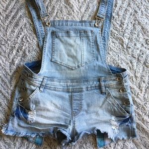 Short jean overalls with blue plaid pockets
